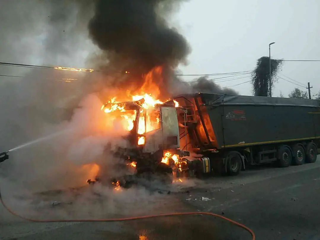 Hasiči zasahovali pri požiari kamióna na ceste v obci Povina.