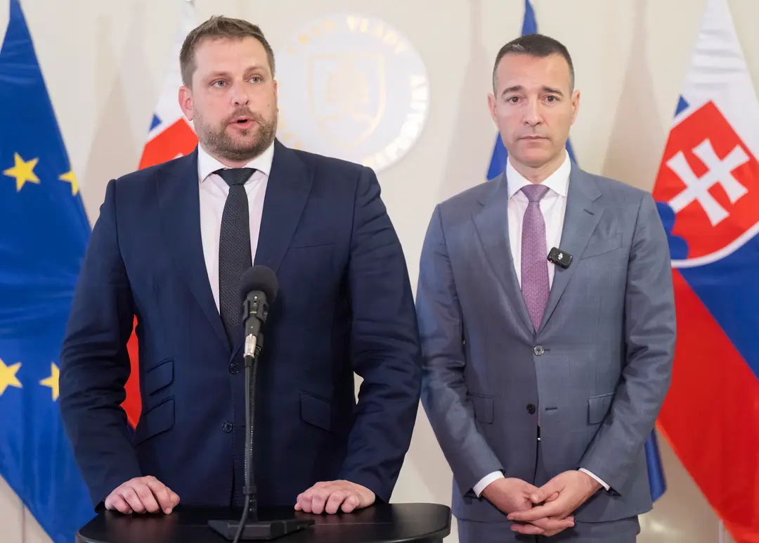Na snímke zľava minister zdravotníctva SR Kamil Šaško a minister školstva, výskumu, vývoja a mládeže SR Tomáš Drucker (obaja Hlas-SD)