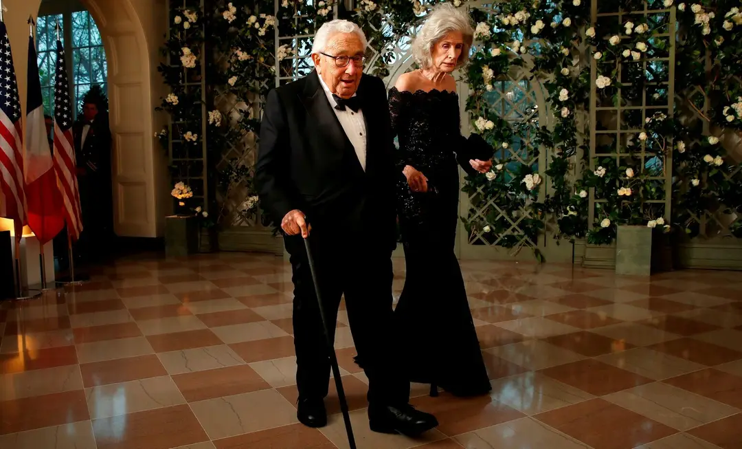 Henry Kissinger a jeho manželka Nancy.