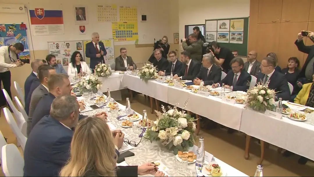 Ministri v osade.