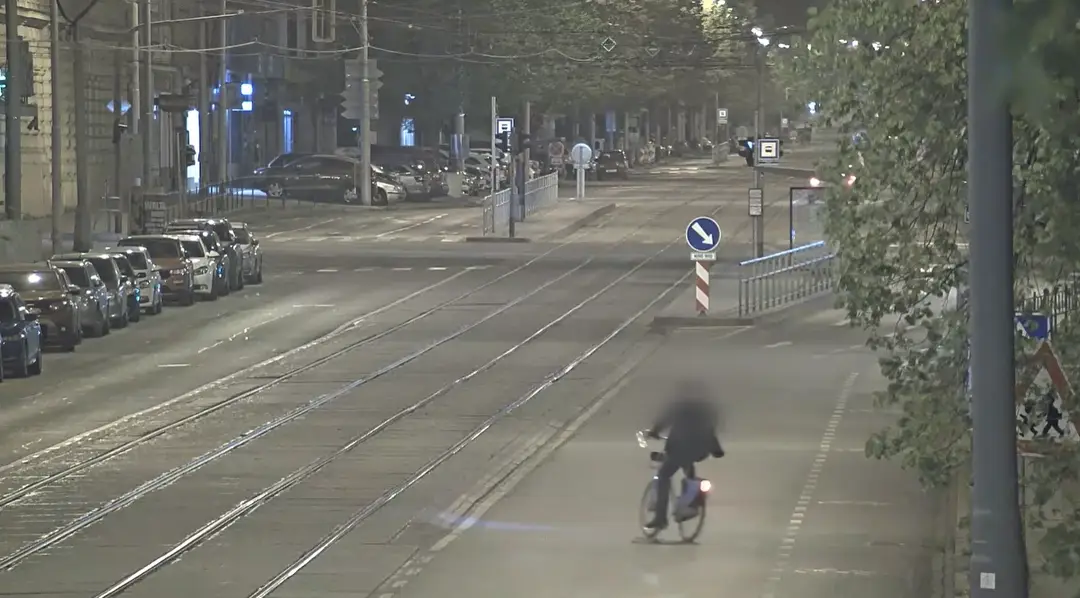 Opitý muž na bicykli v uliciach Brna. 