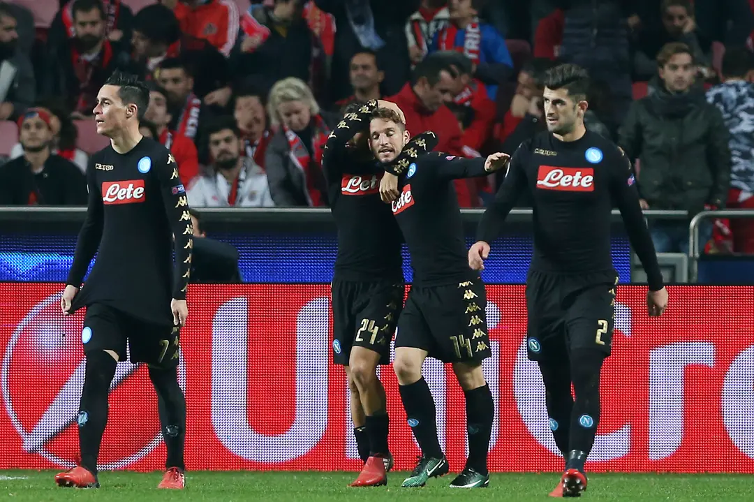 Dries Mertens (druhý sprava) oslavuje so spoluhráčmi z SSC Neapol gól do siete Benficy v zápase LM.