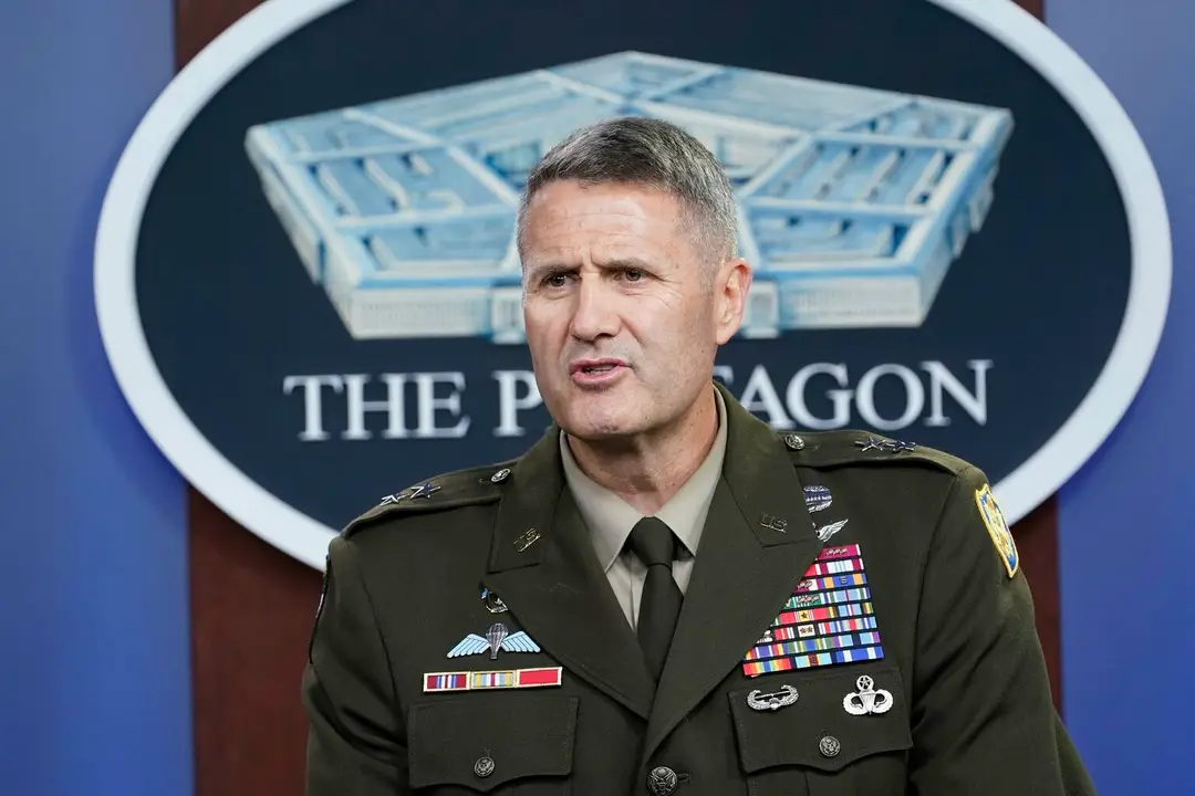 Generál William Hank Taylor počas brífingu v Pentagóne.