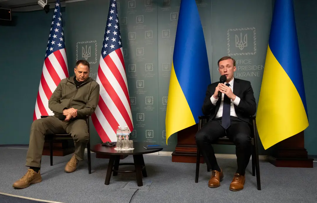 Na snímke poradca prezidenta USA pre národnú bezpečnosť Jake Sullivan (vpravo) a vedúci kancelárie ukrajinského prezidenta Andrij Jermak.