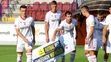 Na snímke hráči Ružomberka prišli s tabuľou Futbal bez fanúšikov neprežije pred zápasom MFK Ružomberok – FK Senica.