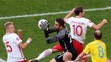 Poľský gólman Lukasz Fabianski chytá loptu v dueli proti Ukrajine na ME.