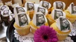 Koláče s replikou známky s podobizňou prezidenta JFK.