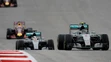 Jazdci tímu Mercedes Nico Rosberg (6), za ním Lewis Hamilton (44) na VC USA v Austine.