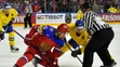 Rus Vladislav Namestnikov (vľavo) v súboji so Švédom Williamom Nylanderom na MS 2017.