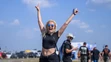 Fanúšikovia počas príchodu na koncert AC/DC.