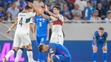 Na snímke v popredí smutný hráč Slovenska Peter Pekarík po prehre 0:1.