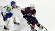 Johnny Gaudreau z USA (vpravo) uniká Talianovi Tommasovi Goiovi v zápase MS 2017.