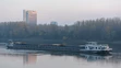 Loď stojí neďaleko Riverparku