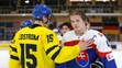 Maxim Štrbák si podáva ruku so švédskym protivníkom po dueli na MS do 18 rokov.