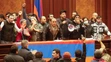 Ľudia protestujú proti podpísaniu dohody o ukončení vojny v Karabachu po tom, čo sa vlámali do budovy parlamentu 10. novembra 20