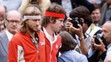 Tenisti Björn Borg (vľavo) a John McEnroe po finále Wimbledonu  v júli 1980, ktoré vyhral švédsky tenista.