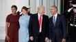 Barack Obama s manželkou Michelle a  Donald Trump  so svojou manželkou Melaniou pred Bielym domom.