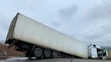 Po nehode bolo osobné auto na ceste a nákladné mimo nej