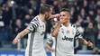 Paulo Dybala (vpravo) z Juventusu oslavuje svoj gól v odvete osemfinále LM proti Portu s Leonardom Bonuccim.