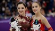Krasokorčuliarka Alina Zagitovová (vpravo) so zlatom v disciplíne sólistiek na ZOH 2018, vľavo ruská krajanka Jevgenija Medvedev