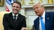 Emmanuel Macron si podáva ruku s Donaldom Trumpom počas ich stretnutia v Bielom dome.