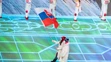 Vlajkonosiči slovenskej výpravy - hokejista Marek Hrivík a sánkarka Katarína Šimoňáková počas otváracieho ceremoniálu ZOH 2022.
