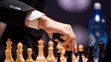 Nórsky úradujúci majster sveta Magnus Carlsen rozmýšľa počas 12. partie zápasu o titul majstra sveta v šachu.