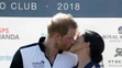 Meghan Markle a princ Harry sa pobozkali na verejnosti.