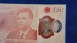 Britský kráľ si prezrel prvé bankovky so svojím portrétom