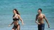 Ruby Mae a Dele Alli na pláži.