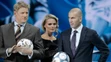 Vľavo na archívnej snímke Peter Schmeichel, otec Kaspera a dnešným trénerom Realu Zinedinom Zidanom. 