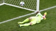 Anglický brankár Joe Hart inkasuje gól po priamom kope Walesana Garetha Balea.
