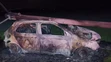 Vodič narazil do elektrického stĺpu, auto zhorelo do tla.