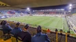 Policajti sedia na prázdnom štadióne počas zápasu D-skupiny EL UEFA medzi FC Bruggy a SSC Neapol.