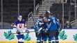 Hokejisti Fínska oslavujú gól proti SR na MS juniorov.
