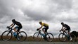 Jazdci tímu SKY na 8. etape - Leopold König, Christopher Froome (v žltom) a  Geraint Thomas.