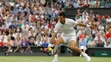 Novak Djokovič odvracia úder Adriana Mannarina v osemfinále Wimbledonu.