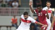 Katarský hráč Mohammed Muntari (vpravo) a turecký hráč Arda Turan v prípravnom zápase.