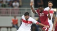 Katarský hráč Mohammed Muntari (vpravo) a turecký hráč Arda Turan v prípravnom zápase.