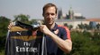  Český reprezentačný brankár Petr Čech pózuje fotografom s brankárskym dresom Arsenalu Londýn.