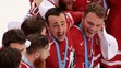 Brad Marchand oslavuje obhaju zlata s kanadským tímom na MS.