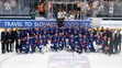 Na snímke slovenský hokejový tím pózuje s trofejou po víťazstve.