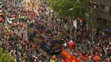 Hráči FC Barcelona oslavujú v otvorenom autobuse ligový titul v uliciach mesta.