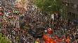 Hráči FC Barcelona oslavujú v otvorenom autobuse ligový titul v uliciach mesta.