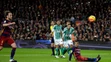  Futbalista FC Barcelony Neymar sedí na trávniku po nepremenenej penalte.