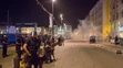 Francúzski policajti počas potýčky medzi anglickými fanúšikmi a Marseillelčanmi.