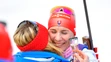 Biatlonistka Anastasia Kuzminová (vpravo) a Daniel Kuzmin reagujú po pretekoch s hromadným štartom v Osle na Holmenkollene.