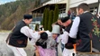Členovia Folklórneho súboru Krompašan z Krompách oblievali a šibali svoje kolegyne nielen v meste, ale i v susednej obci Slovinky.