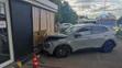 Auto vrazilo do budovy čerpacej stanice v Košiciach.