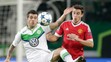 Na snímke hráč Wolfsburgu Vieirinha (vľavo) a hráč United Matteo Darmian (vpravo)